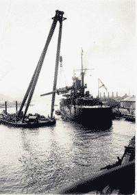Снятие с эскадренного броненосца "Цесаревич" неисправного 12" орудия, справа эскадренный броненосец "Севастополь", Восточный Бассейн Порт-Артура, весна 1904 года