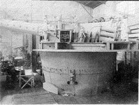 Монтаж 254-мм башенной установки "Пересвета" в цехе Металлического завода.