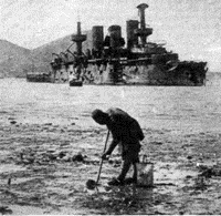 Эскадренный броненосец "Пересвет", затопленный в Западном бассейне порт-Артура, декабрь 1904 года