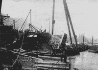 Установка кессона с помощью плавучего крана, 5 апреля 1904 года