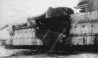 Линейный корабль "Гражданин" в Кронштадте, поврежденный снарядами форта 