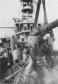 На баке эскадренного броненосца "Бородино". Идет установка орудий, 1903 год