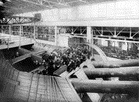 Сборка 305-мм башенной установки для линкора "Полтава" в цехе Металлического завода
