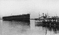Линейный корабль "Император Александр III" после спуска на воду. На заднем плане спасатель "Черномор". 2 апреля 1914 года