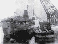 Погрузка паровой турбины на линейный корабль "Император Александр III"