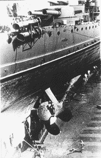 Очистка подводной части корпуса линейного корабля "Новороссийск"