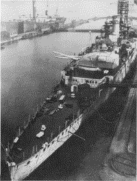 Немецкий броненосный корабль "Дойчланд" во время достройки, 1932 год