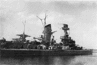 Немецкий броненосный корабль "Лютцов" в Свинемюнде, 1945 год