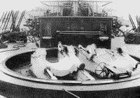 203-мм орудийная установка броненосного крейсера "Адмирал Нахимов" во время ремонта