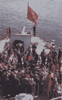 Крейсер "Аврора" на Петроградской набережной Большой Невки. Экскурсия, 1975 год