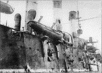 Повреждения центральной части правого борта и дымовых труб крейсера "Аврора", июнь 1905 года