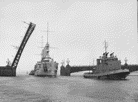 Буксировка крейсера "Аврора" к месту вечной стоянки, 16 августа 1987 года