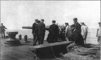 Подготовка к стрельбе из 152-мм орудия крейсера "Варяг", 16 мая 1900 года