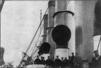 Группа строителей и матросов на палубе крейсера "Варяг", 16 мая 1900 года