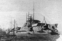 Установка носовой дымовой трубы на крейсер "Аскольд". 18 октября 1900 года