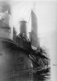 Бронепалубный крейсер "Богатырь" во время занятий по применению аварийного пластыря