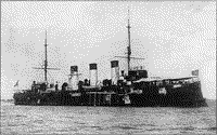 Крейсер "Олег" на рейде Манилы. На борту видны заплаты на заделанных пробоинах , лето 1905 года