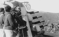 Четырехствольная установка 12.7-мм автоматов фирмы "Виккерс" на крыше башни крейсера "Красный Кавказ"