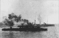 Крейсер 2-го ранга "Изумруд" во время похода, на переднем плане миноносец "Грозный", конец 1904 года