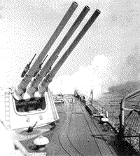 Крейсер "Киров" ставит дымовую завесу, 1950-е годы