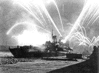 Крейсер "Киров" салютует в честь окончательного прорыва блокады города на Неве, 27 января 1944 года