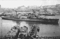 Крейсер "Ворошилов" в Южной бухте Севастополя, 1945 год