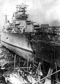 Стыковка корпуса крейсера "Максим Горький" с носовой оконечностью в Кронштадте, июль 1941 года