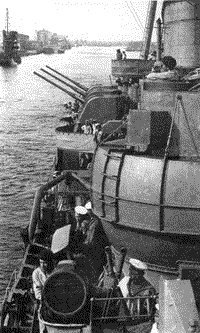 Крейсер "Максим Горький" в ленинградском Морском канале вскоре после окончания войны, 1945 год