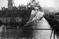 Ввод крейсера "Молотов" в плавучий док, декабрь 1942 года