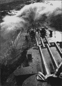 Крейсер "Петропавловск" в штормовом море, 1959 год