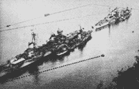 Легкий крейсер "Эмануэле Филиберто Дука д'Аоста" и эсминец "Митраглиере", окруженные противоторпедными сетями в базе Наварин, 1942 год