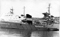 Транспортно-буксировочное судно "Нефтегаз-68" уводит крейсер управления "Жданов" из Севастополя, 1992 год