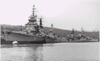 Крейсера Тихоокеанского флота после списания, на переднем плане - "Александр Суворов", 1989 год