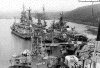 Корабли Тихоокеанского флота на отстое, в центре на заднем плане - "Александр Суворов", 1989 год