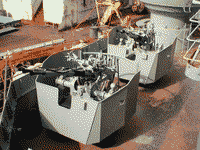 Спаренные 37-мм зенитные автоматы В-11М на крейсере "Михаил Кутузов" в Новороссийске, лето 2003 года