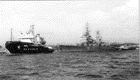 Спасательный буксир "Шахтер" ведет крейсер "Михаил Кутузов" по акватории Северной бухты Севастополя, 23 августа 2001 года