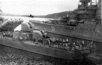 Ракетный крейсер "Варяг" и легкий крейсер "Дмитрий Пожарский" в заливе Стрелок, 1968 год