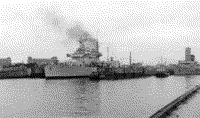 Легкий крейсер "Нюрнберг" под флагом вице-адмирала Ралля и корабль-цель "Гессен" в шлюзе Тирпица в Вильгельмсхафене, 2 января 1946 года