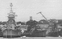 Корабль управления "Жданов" и ракетный крейсер пр. 58 "Грозный" (во время модернизации) в Севастополе, начало 1980-х годов