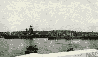 Противолодочный крейсер "Ленинград" и средний морской танкер "Иман" в Северной бухте Севастополя, 14 мая 1976 года