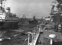 Заправка противолодочного крейсера "Ленинград" в море