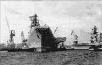 Буксиры выводят крейсер "Киев" с акватории ЧСЗ для продолжения испытаний, 17 апреля 1975 года