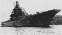 Тяжелый авианесущий крейсер "Минск" у Угольной стенки в Севастополе, 1978 год