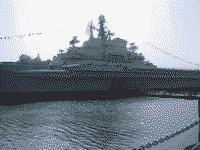Тяжелый авианесущий крейсер "Минск" в составе аттракциона Minsk World в китайском порту Шэньчжэнь, 2003 год