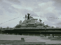 Тяжелый авианесущий крейсер "Минск" в составе аттракциона Minsk World в китайском порту Шэньчжэнь, 2001 год