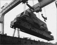 Монтаж надстройки ТАКР "Баку" на стапеле с помощью двух 900-тонных кранов, октябрь 1981 года