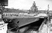 Тяжелый авианесущий крейсер "Баку" в доке Севморзавода, 1987 год