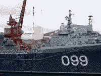 Тяжелый атомный ракетный крейсер "Петр Великий" и большой десантный корабль "Митрофан Москаленко" у причала в Североморске, 24 мая 2007 года