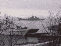 Тяжелый атомный ракетный крейсер "Петр Великий" на рейде Североморска, 12 апреля 2006 года