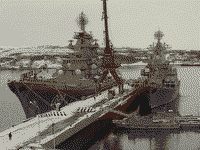 Тяжелый атомный ракетный крейсер "Петр Великий" и ракетный крейсер "Маршал Устинов" в Североморске, 19 марта 2006 года 15:18
